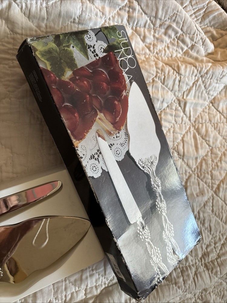 VINTAGE STUDIO NOVA GRAPE & VINE DESIGN CAKE KNIFE & SERVER- STAINLESS