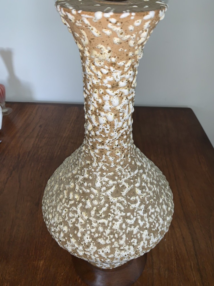 MAGNIFICENT MID CENTURY MODERN TEXTURED CERAMIC TABLE LAMP!