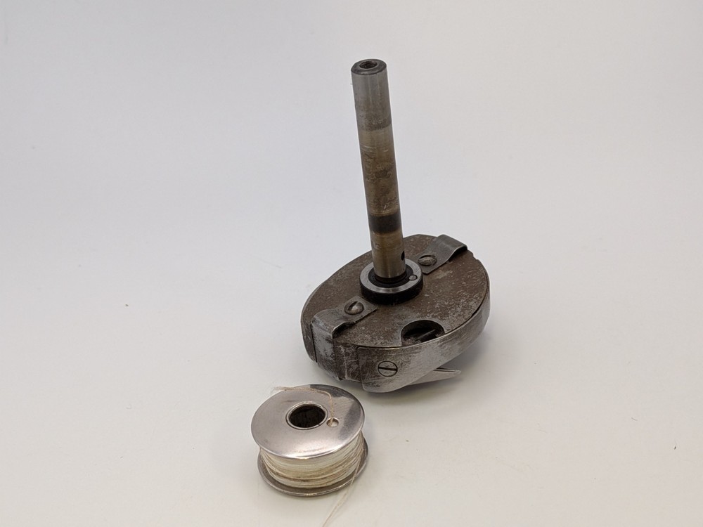 VINTAGE SINGER SEWING MACHINE MODEL 15-91 ROTATING HOOK, BOBBIN CASE ASSEMBLY