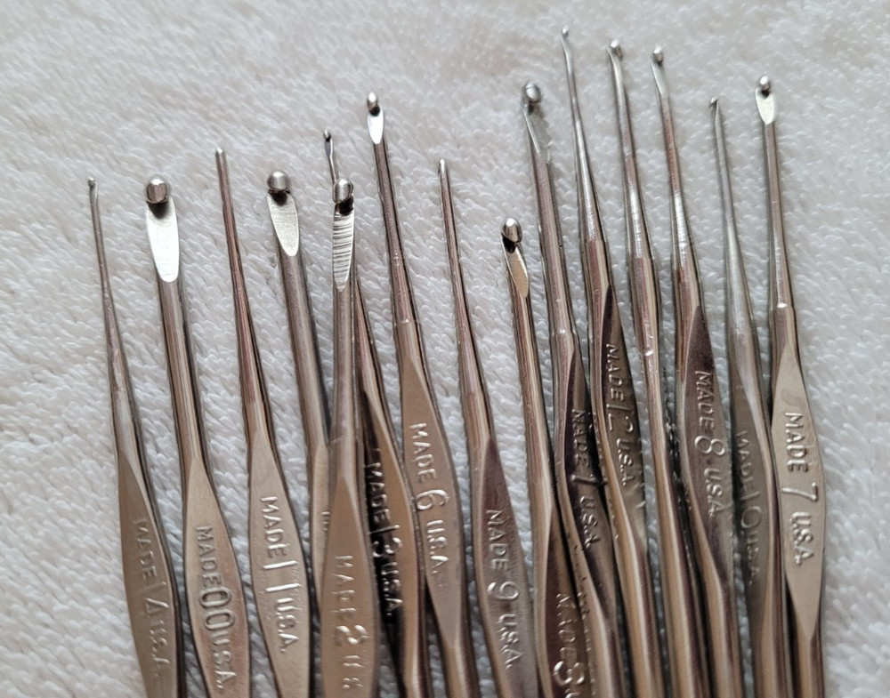 Preowned Set of 15 Inline Thread Crochet Hooks Sizes 00-3 & 5-14