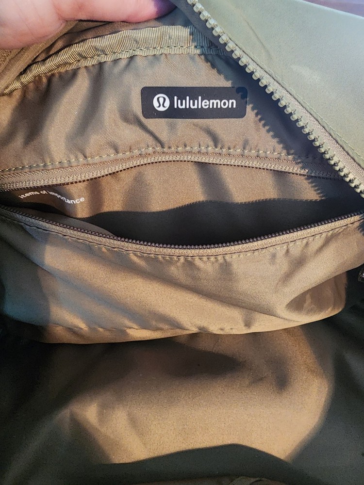 Lululemon Duffel Bag 29L Khaki Green Pre-Owned **NOTE