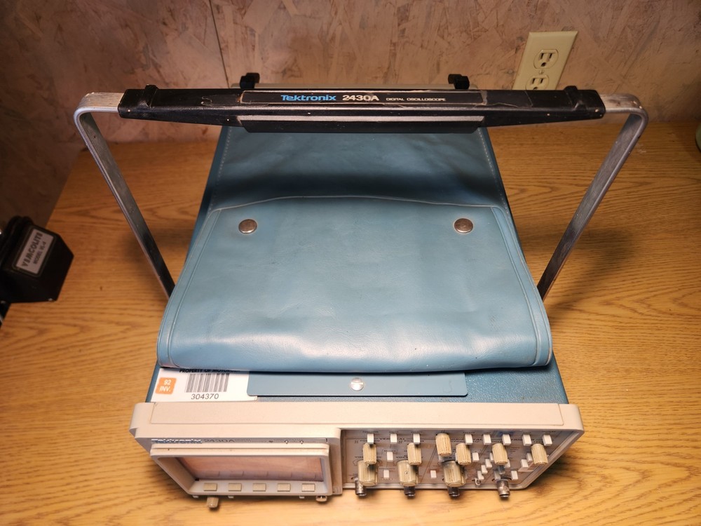 TEKTRONIX 2430A DIGITAL OSCILLOSCOPE WITH GUIDE / PROBES - Powers On Untested