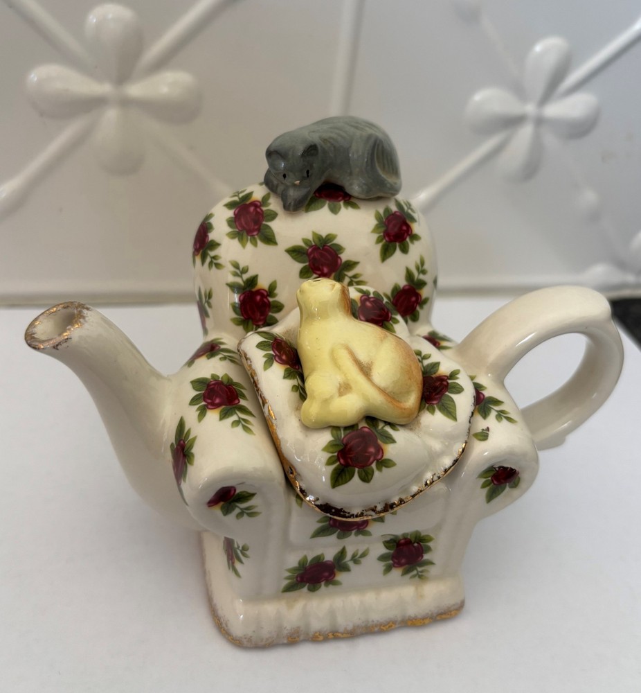 Royal Albert Miniature Tea Pot, Two Cats Playing