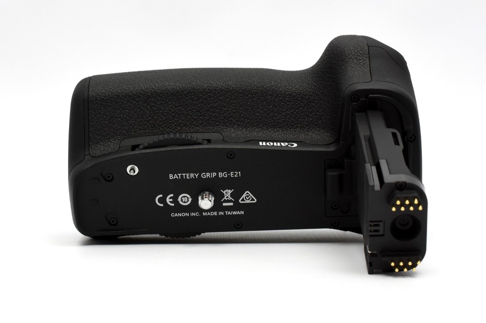 Canon BG-E21 Battery Grip - MINT