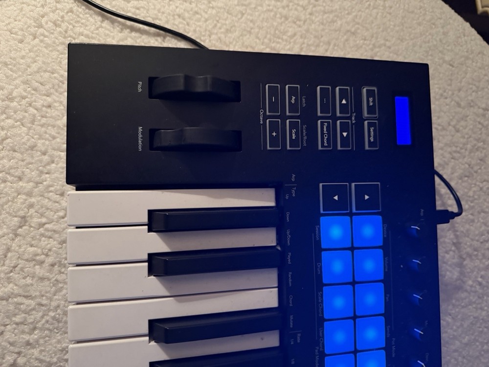 Novation Launchkey 25 MK3 Fully Integrated MIDI Keyboard controller