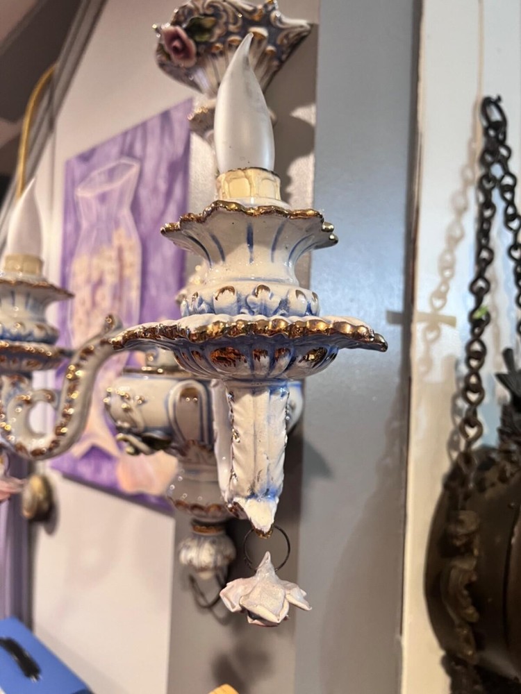 capodimonte -style porcelain sconce