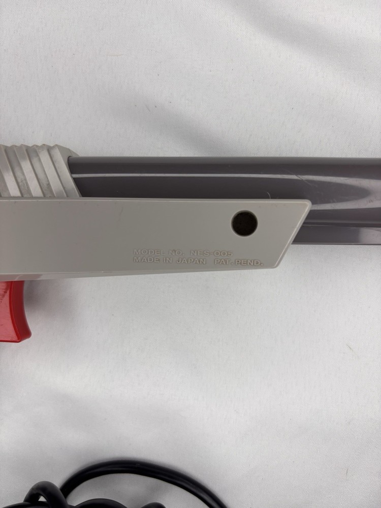 4 Nintendo NES Wired Controllers & Zapper Bundle — Untested