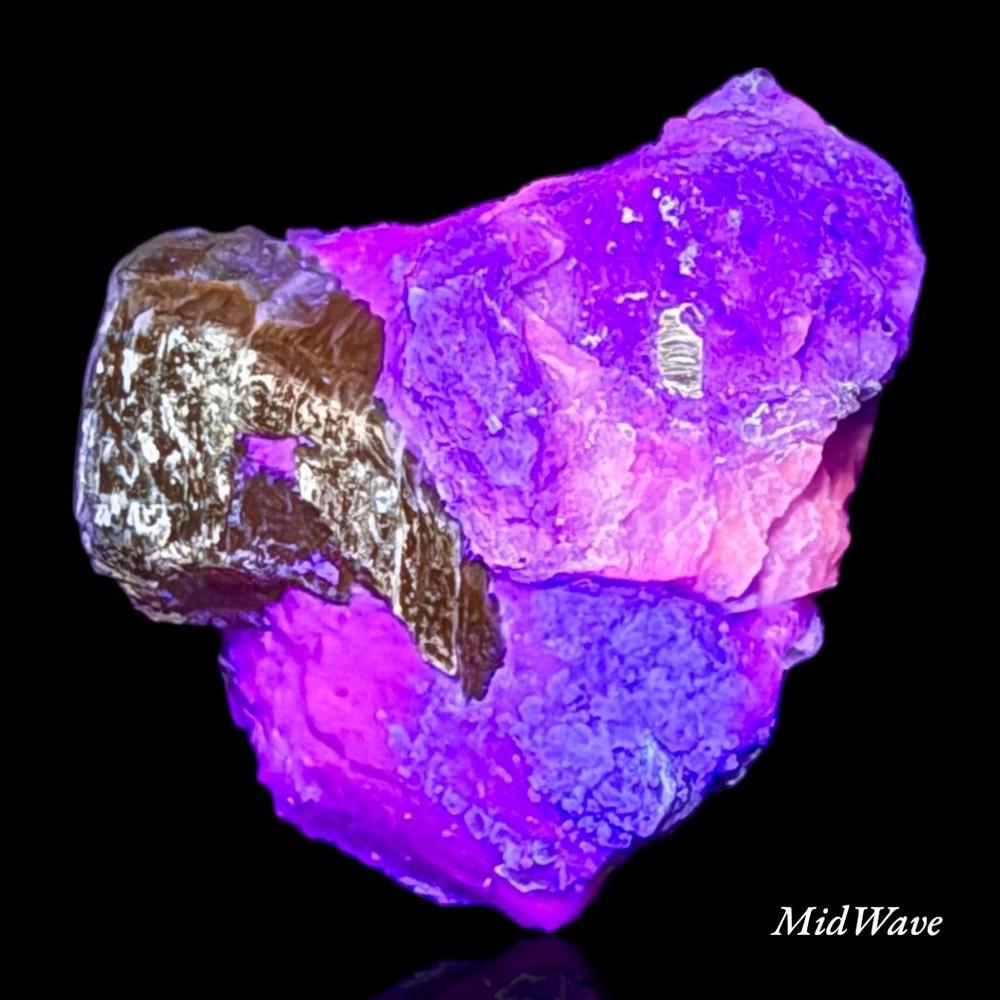 212 Gram Fluorescent Phosphorescent Tenebrescent Hackmanite With Phlogopite