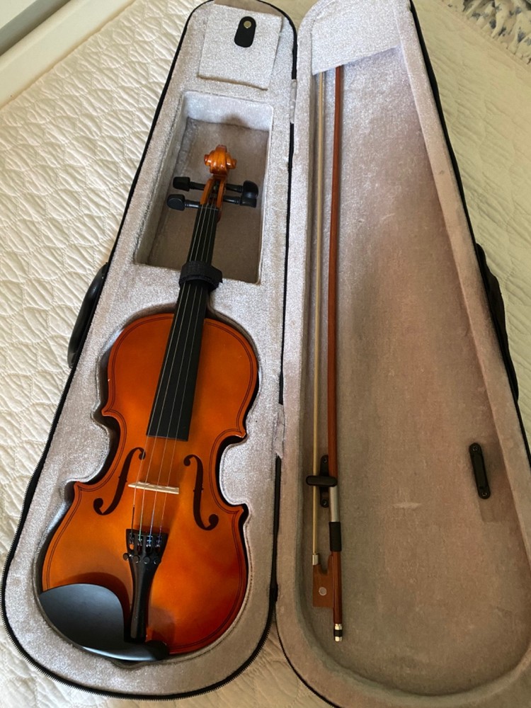 Light brown violin with bow and resin