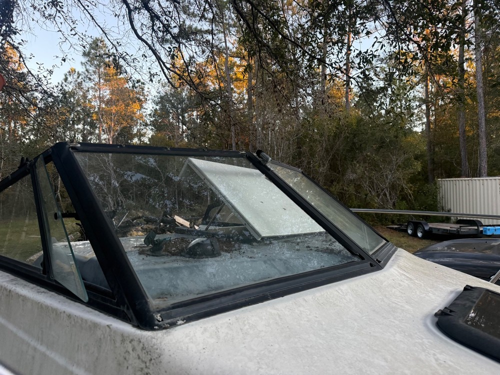 COMPLETE USED 1998 18'BAYLINER TROPHY 1802 GLASS WINDSHIELD ASSEMBLY WINDSHIELDS