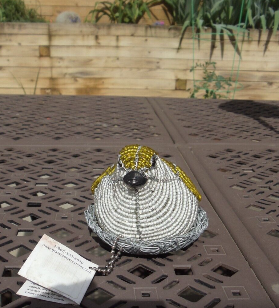 Beaded bird: Yellow nesting bird