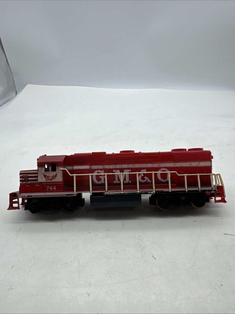 Lifelike G M & O HO Scale Engine(Red)