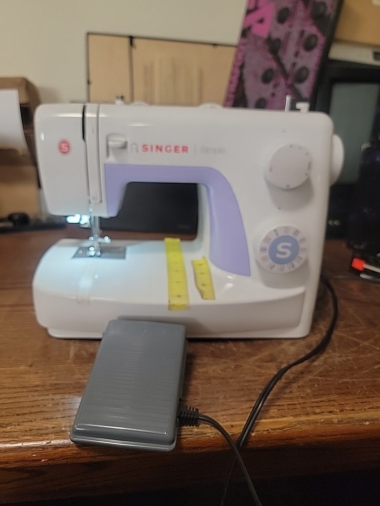 Singer Simple 3232 Sewing Machine.