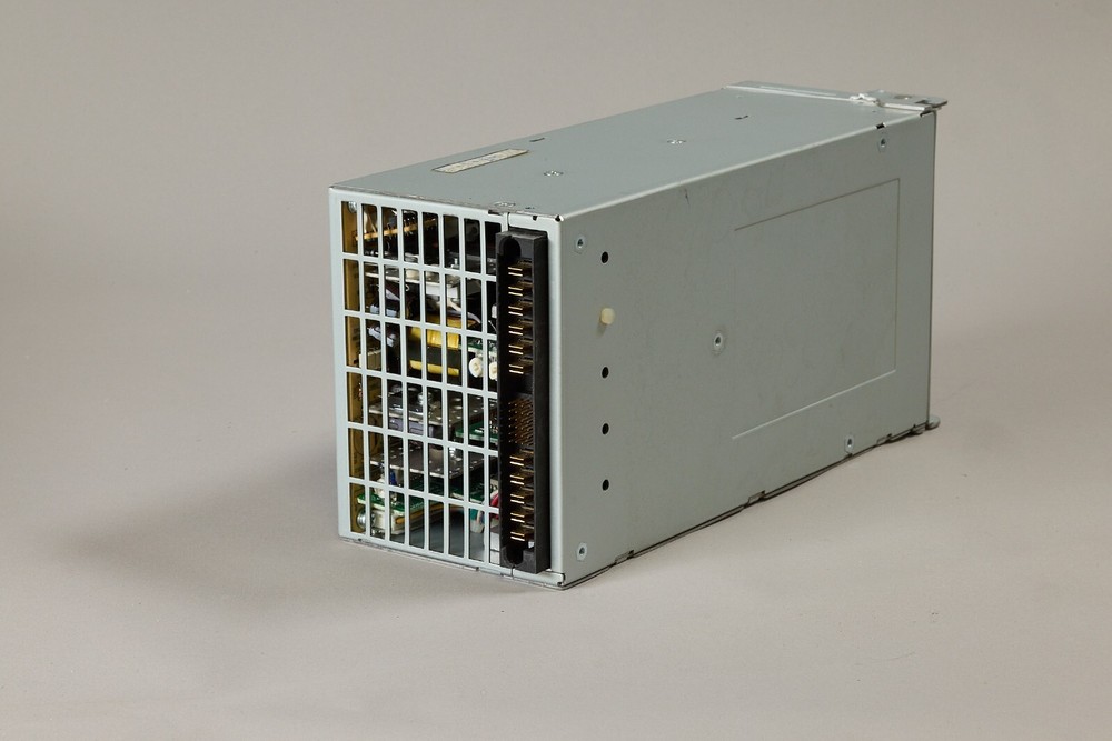 Apple X-Raid Kit includes,Power supply,Drive Module,Cooling Unit,RaidContlr