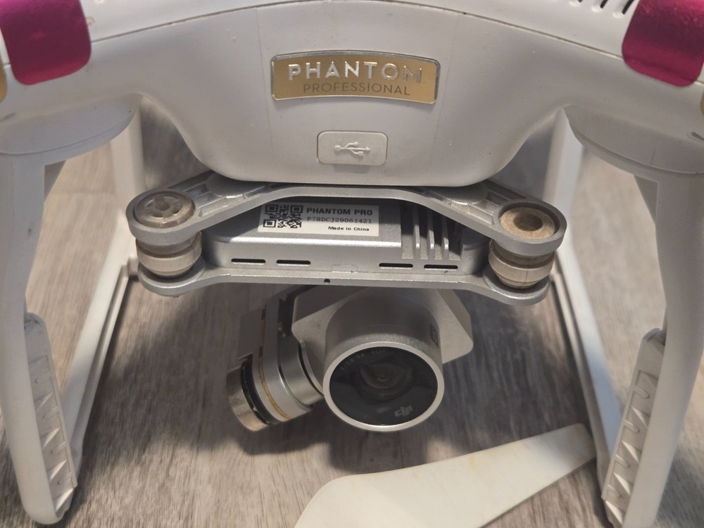 DJI Phantom 3 Professional Quadcopter Drone with a bag (100% working)