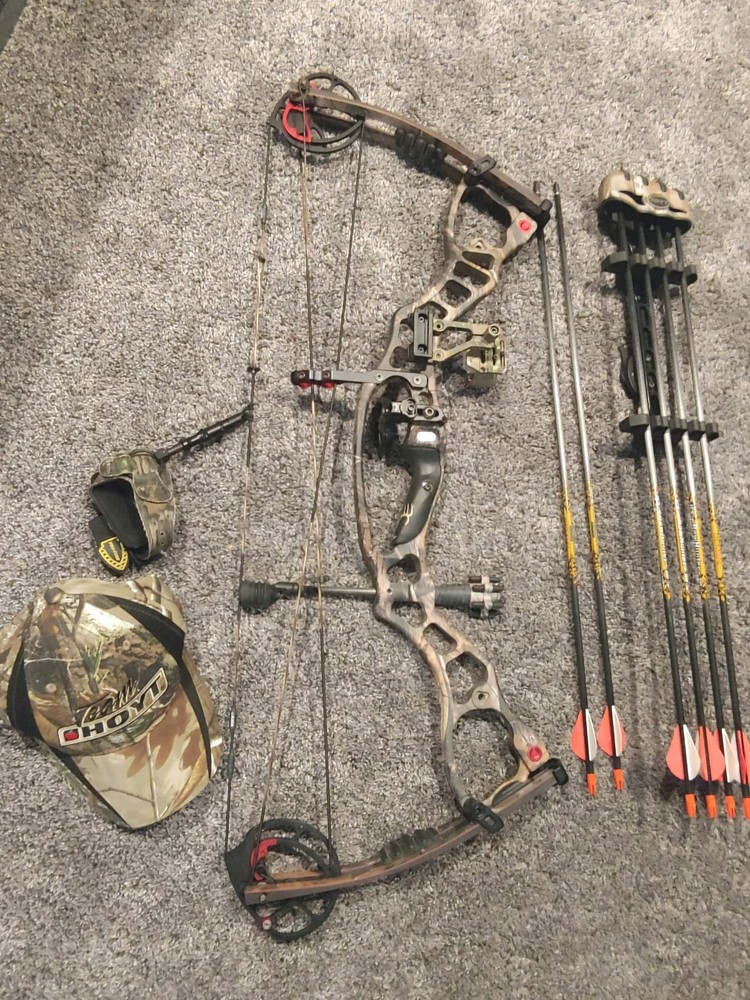 Hoyt Vector 32 RH Compound Bow Package 28in 60lbs.