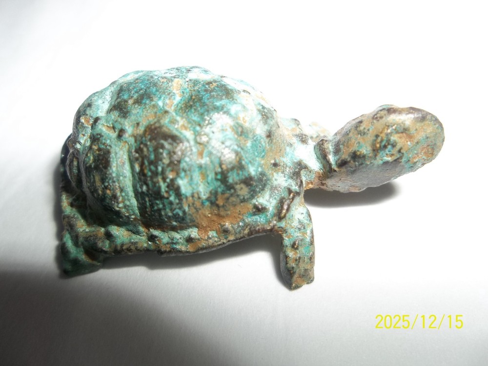 tiny brass turtle 1 1/2" long 1/2"wide