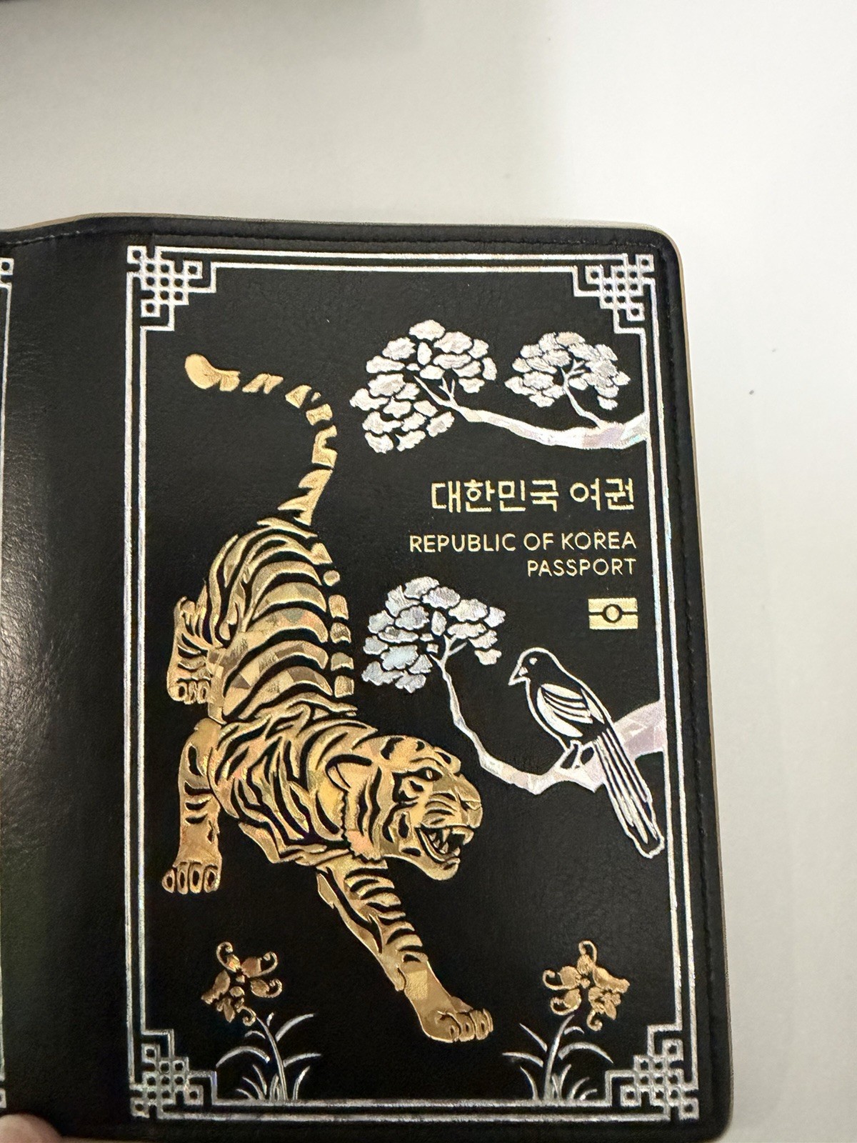 NWT Luxury Demon Hunters Hojakdo Korean Tiger Mother-of-Pearl Art Passport Case