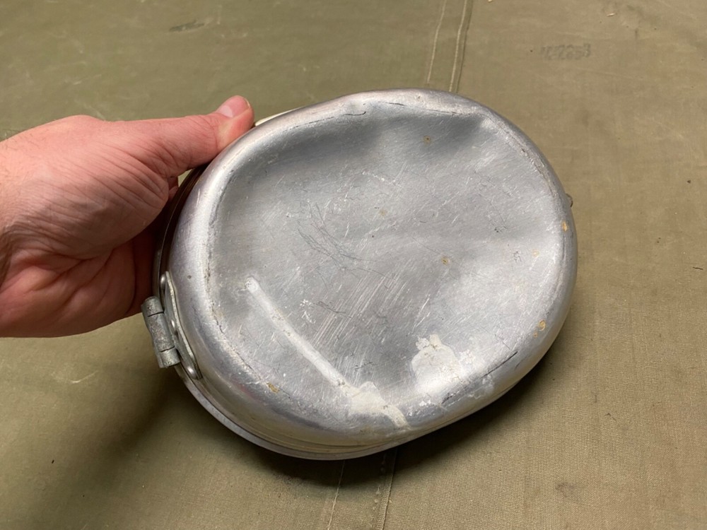 ORIGINAL WWII US ARMY INFANTRY M1942 MESS KIT--AGMCO 1945