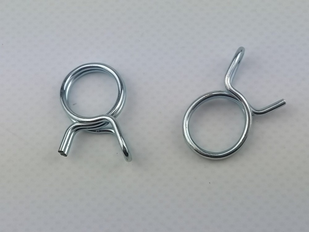 2 x (a pair) VESPA PETROL PIPE FUEL CLIPS 14MM