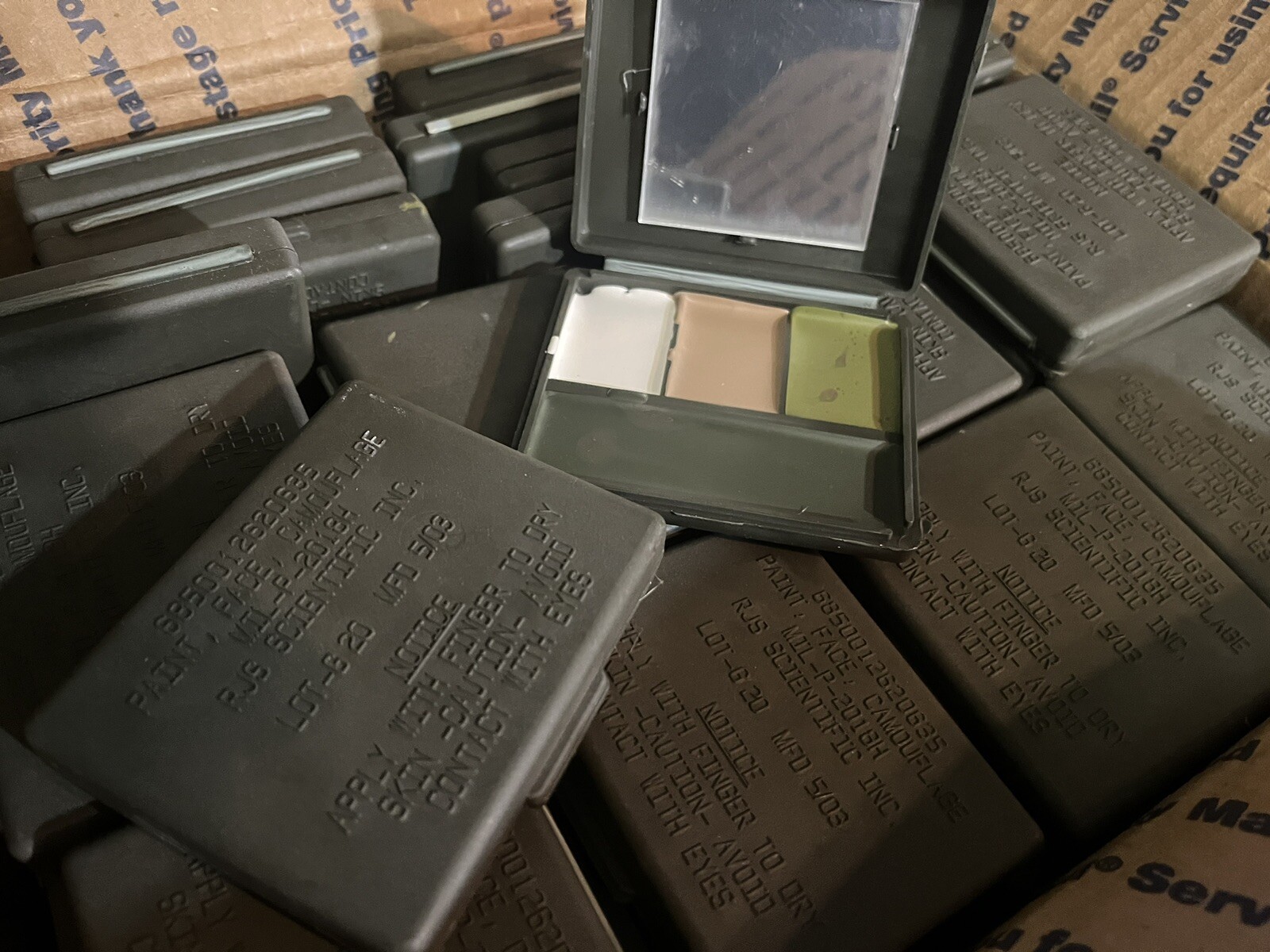 US MILITARY ALL-PURPOSE CAMOUFLAGE FACE PAINT 4 COLOR COMPACT INCLUDING MIRROR