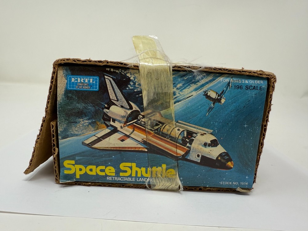 NOS Ertl Space Shuttle with removable Space Lab Payload 1514 Diecast