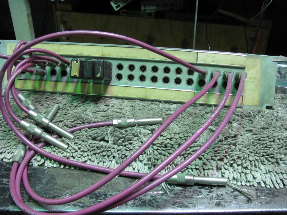 LOT ETC CABLES WHISTLER ELECTRONICS AUDIO VIDEO PATCH PANEL40 HOOK UP JACKS