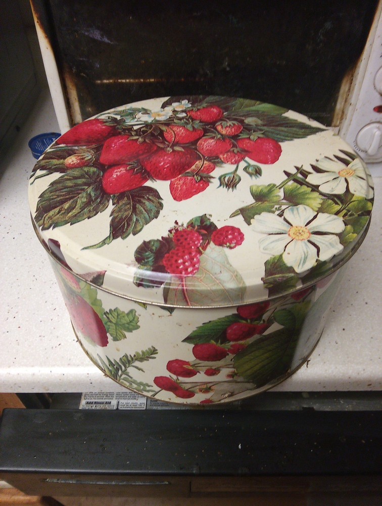 Dept 56 Berry Tin