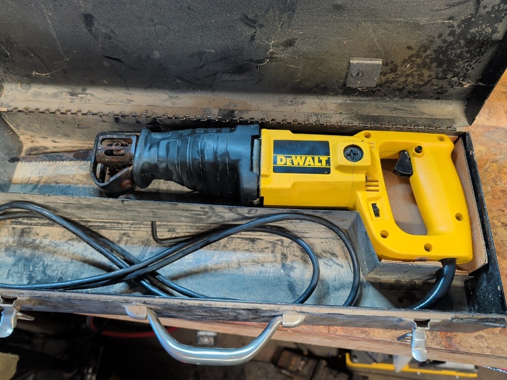 DEWALT DW304 10 Amp Reciprocating Saw