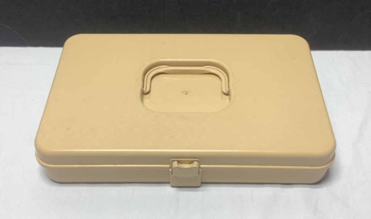 Vintage Wil-Hold Plastic Sewing Box Thread Case w/Handle and Thread Wilson
