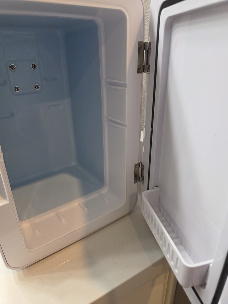 Koolatron 6L Mini Fridge with a Mirrored LED Door