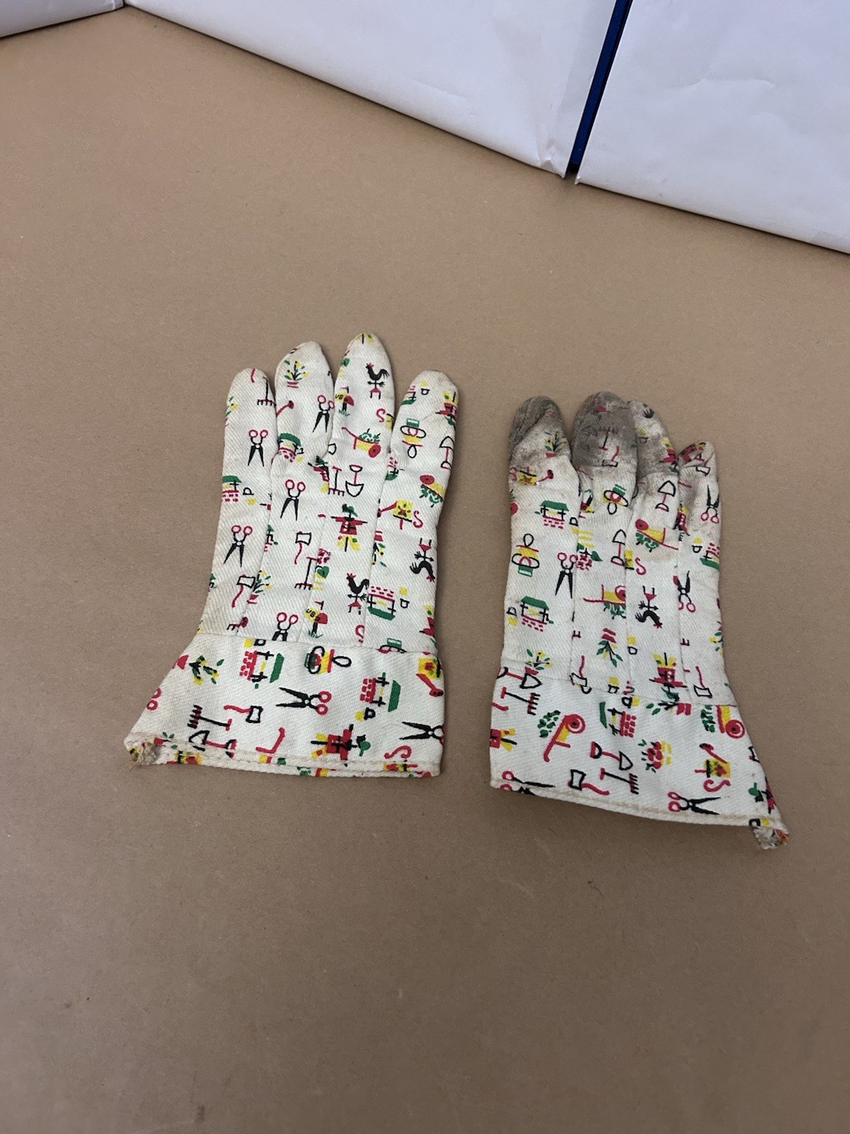 VTG small gardening gloves with design
