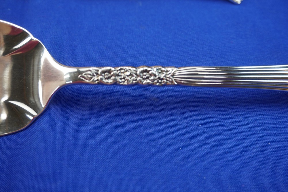 Oneida Floral Queen Pie Server & Gravy Ladle