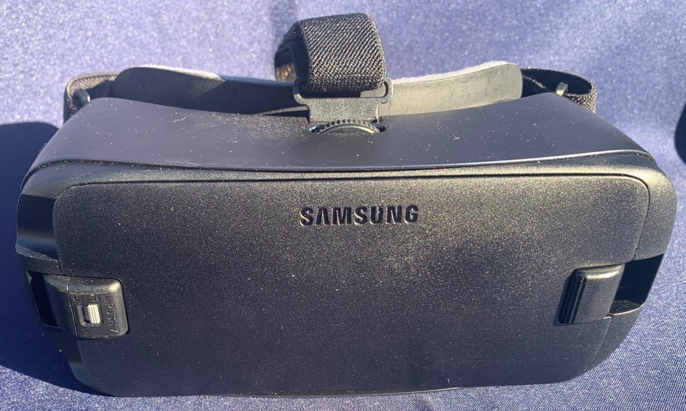 Samsung Gear VR OCULUS Virtual Reality Headset WITH Gear VR Controller