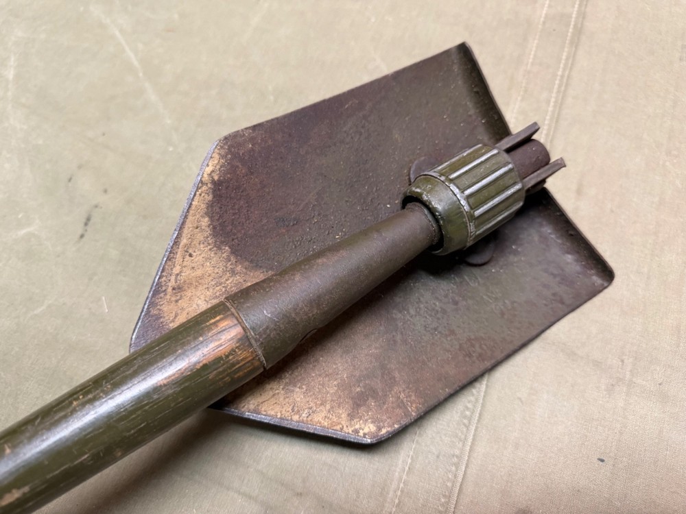 ORIGINAL WWII US ARMY M1943 COMBAT FIELD FOLDING SHOVEL-DATED 1945