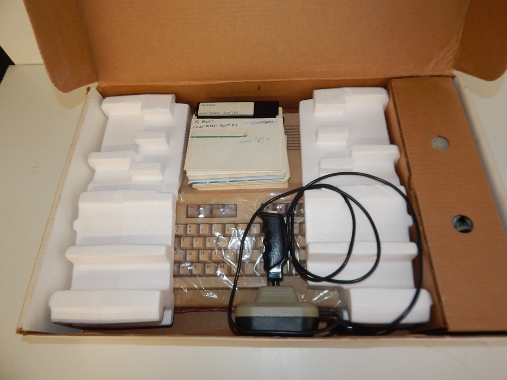 ^^ COMMODORE 128 VINTAGE PERSONAL COMPUTER IN BOX (WMN24)
