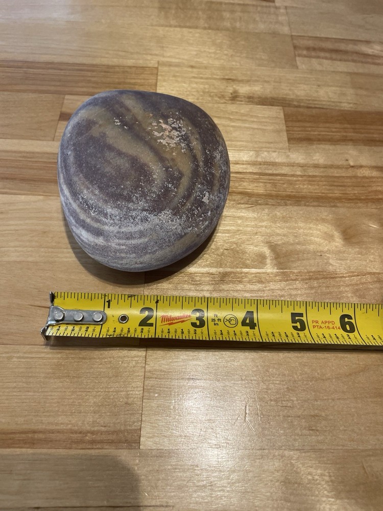 PURPLE AND TAN CONCENTRIC CIRCLE STRIPED SMOOTH ROCK COOL PATTERN WORRY STONE