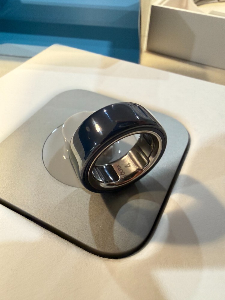 Oura Ring 4 Ceramic (Midnight), Size 4