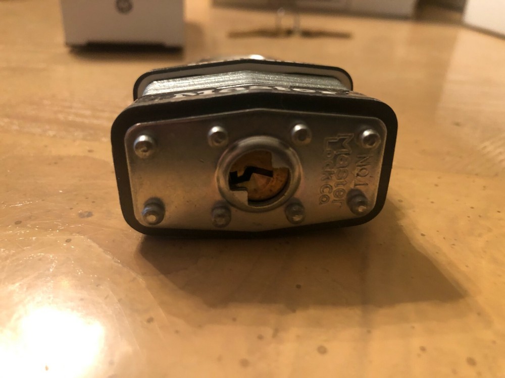 1- MASTER LOCK 1LF KEYED DIFFERENT COMMERCIAL GRADE NIB