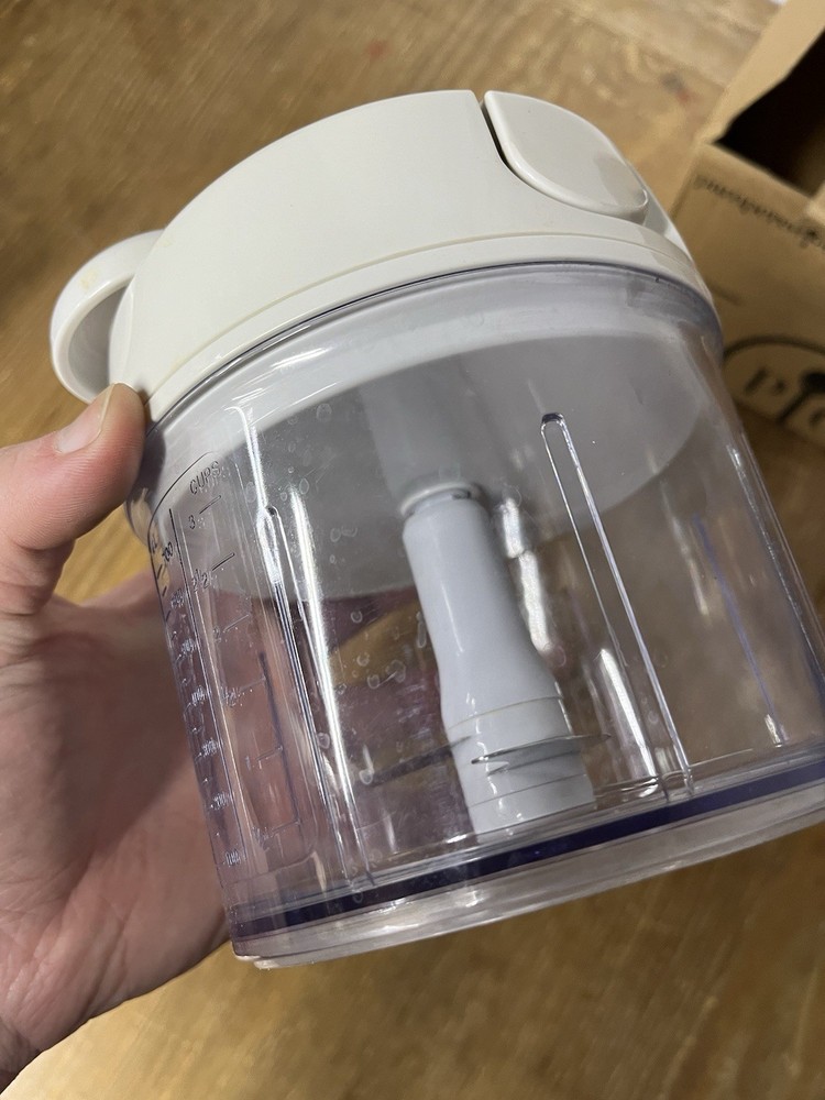 PAMPERED CHEF- MANUAL FOOD PROCESSOR 2581 - IN ORIGINAL BOX - EUC