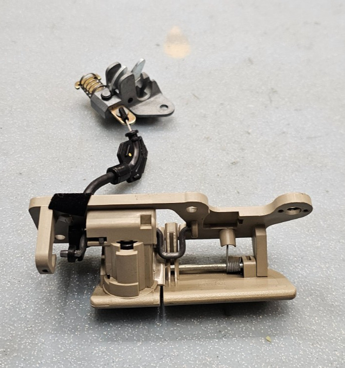 🔥00-05 DEVILLE GLOVE STORAGE COMPARTMENT BOX LATCH LOCK HANDLE ASSEMBLY TAN