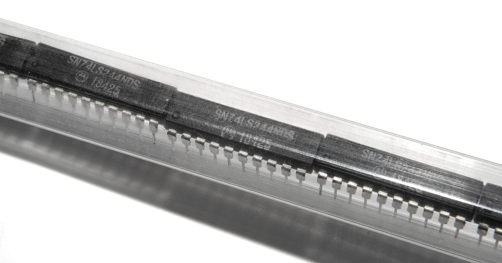 18 -SN74LS244NDS-Octal Buffer Driver/3-State-Plastic 20-Pin DIP Non-Inverting