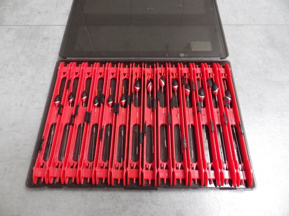 Preston Innovations Rig Case and 14 x Rage Rigs..........Tray 2