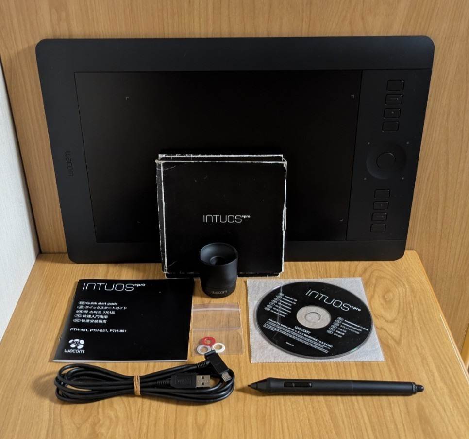Wacom PTH-651 Intuos Pro Medium Creative Pen & Touch Tablet Exc