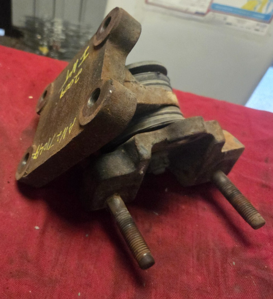International Maxxforce 13 Engine Front Mount with Bushing 3824527C1, 3824525C1