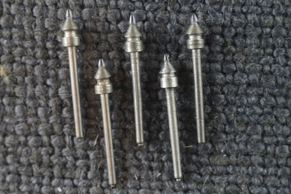 five-pack sapphire ball gramophone needles. Thin shank 1mm.