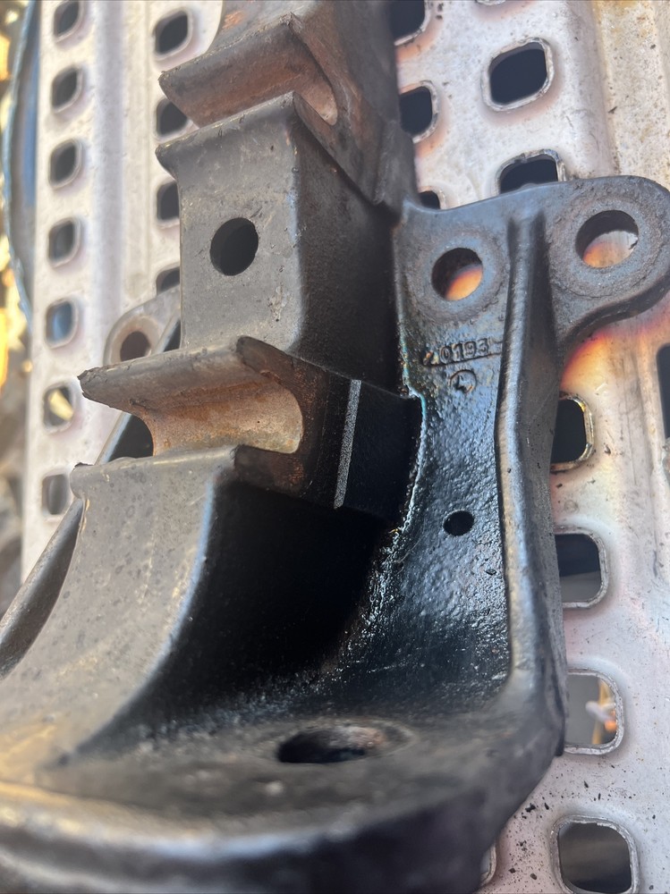 FREIGHTLINER CASCADIA 125 CAB MOUNTBRACKET 1858937-012