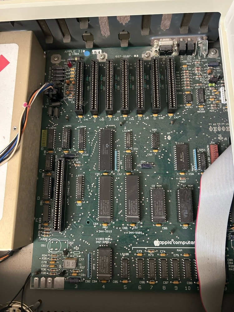 Vintage! 1984 APPLE IIe (A2S2064)COMPUTER **Powers On** Working!! Missing Keys