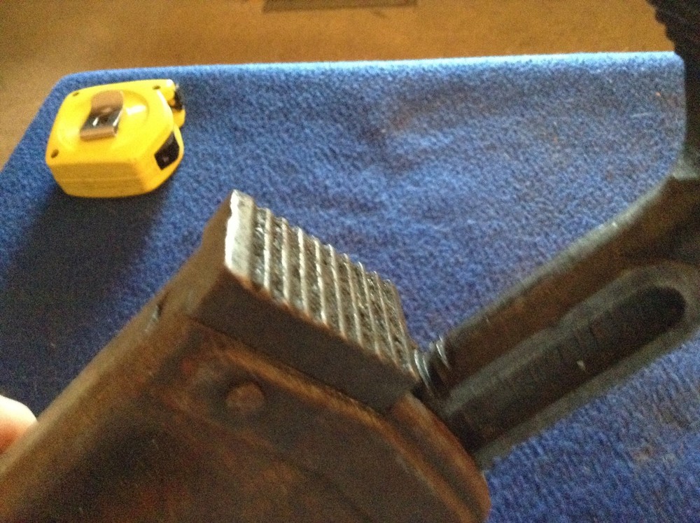 Rigid heavy duty pipe wrench