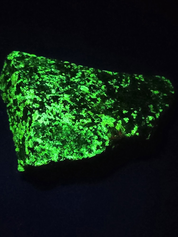 Phosphorescent Willemite Bright Green Glow!! 8.70 Oz